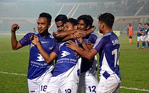৫ গোলের ম্যাচে বসুন্ধরার স্বস্তির জয়
