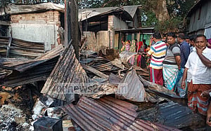 ফরিদপুরে ‘বৈদ্যুতিক শর্ট সার্কিটের’ আগুনে পুড়ল ২৫ দোকান