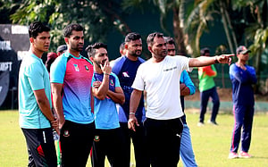 বই লেখা, অনলাইন পরামর্শ, ভিডিও দেখায় সময় কাটছে ক্রিকেট কোচদের