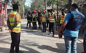 পাবনায় দুই বাড়িতে বোমাসদৃশ বস্তু, এলাকায় আতঙ্ক