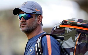 ‘এত দ্রুত ধোনিকে অবসরে ঠেলে দেবেন না’