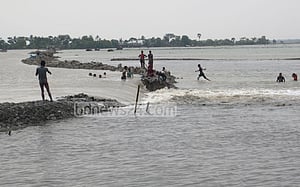 সাতক্ষীরায় বেড়িবাঁধ ভেঙে চার গ্রাম প্লাবিত