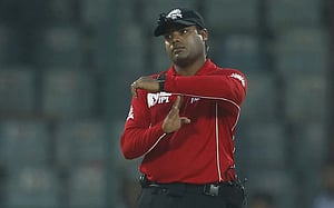 ৩৬ বছর বয়সেই আম্পায়ারদের এলিট প্যানেলে ভারতের মেনন