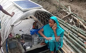 যমুনায় সব হারিয়ে নৌকায় পেতেছে সংসার