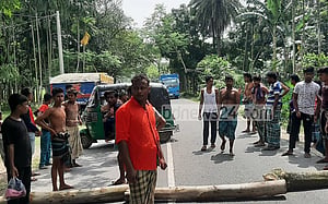 দুর্ঘটনায় ভ্যানচালক নিহত হওয়ার পর শেরপুরে সড়ক অবরোধ