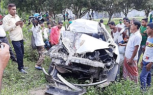 কুড়িগ্রামে বাসের ধাক্কায় চুরমার প্রাইভেটকার, নিহত ৪