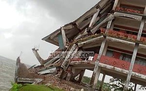 ভোলার চর জহির উদ্দিনে স্কুলভবন মেঘনায় বিলীনের পথে