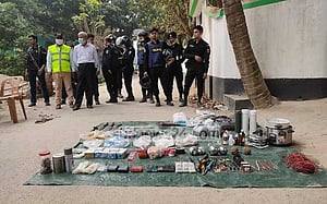 সিরাজগঞ্জে ‘জঙ্গি আস্তানায়’ অভিযান, চারজনের আত্মসমর্পণ