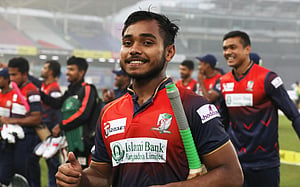 শান্তর সেঞ্চুরি ছাপিয়ে ব্যাটিং তাণ্ডবে নায়ক পারভেজ