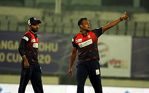 প্রতিপক্ষের রান উৎসবে কামরুলের হ্যাটট্রিক
