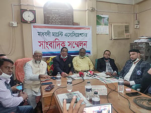 মাধবদীর মেয়রের বিরুদ্ধে অর্থ আত্মসাতের অভিযোগ ব্যবসায়ীদের
