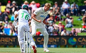 জেমিসনের ৫ উইকেট, আজহারের ৭ রানের আক্ষেপ