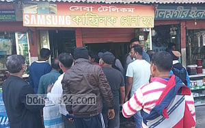 ঢাকার নবাবগঞ্জে মোবাইলের দোকানে অগ্নিকাণ্ড