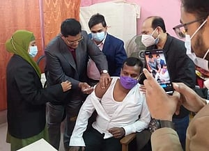 নার্সকে সরিয়ে টিকা দিলেন উপজেলা চেয়ারম্যান
