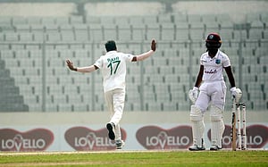 দুইশ ছাড়িয়ে উইন্ডিজের লিড