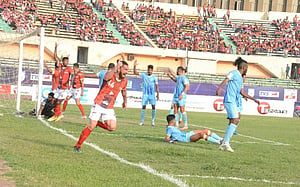 ২ লাল কার্ড ও ৪ গোলের আবাহনী-কিংস ম্যাচ ড্র