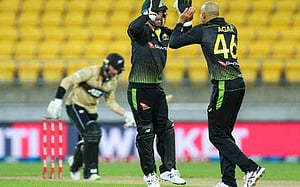 ৬ উইকেটে অ্যাগারের অনন্য কীর্তি