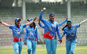 নীলের তৃষ্ণার ৬ উইকেটে বিধ্বস্ত লাল