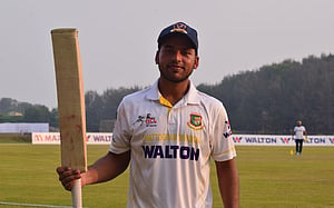 আবারও ব্যর্থ মুমিনুল, পিনাকের সেঞ্চুরি