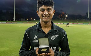 আলোচনার ঝড় তুলে নিউ জিল্যান্ড দলে রবীন্দ্র