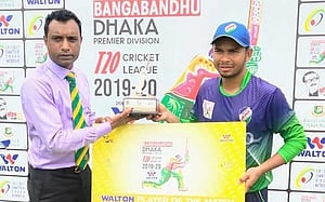 ২ ওভারে ৫ উইকেট নিয়েও পরাজিত দলে আনিসুল