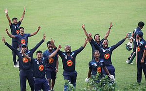 মারুফের ৬ রানের আক্ষেপ, জাকেরের ফিফটি