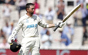 অভিষেক মাসেই আইসিসির সেরা কনওয়ে