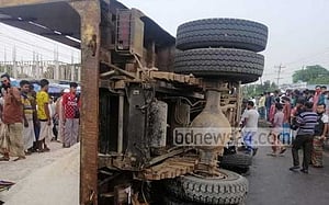 ইজিবাইকের ওপর ট্রাক, নিহত ২