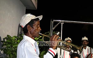 সানাই ছেড়ে ধরলেন সবজির ভ্যান
