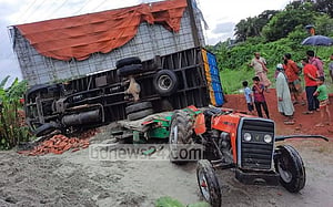 কুমিল্লায় ট্রাক্টরে কভার্ড ভ্যানের ধাক্কা, নিহত ৩
