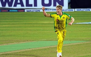 অভিষেকেই হ্যাটট্রিকে এলিসের ইতিহাস