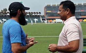 বিশ্বকাপের আগে মিসবাহ-ওয়াকারের আচমকা পদত্যাগ