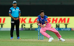 শুরুর খরুচে বোলিংয়ে মুস্তাফিজদের হার