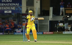 ধোনির শেষের ঝড়ে ফাইনালে চেন্নাই
