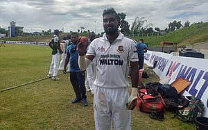 ২১ উইকেট পতনের দিনে উজ্জ্বল নাজমুল-শুভাগত