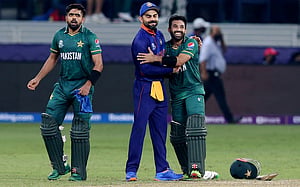একই দলে খেলতে পারেন কোহলি-বাবররা