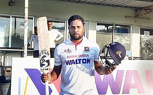 সোহাগের ঝড়ো সেঞ্চুরি, আশরাফুলের ব্যাটে রান