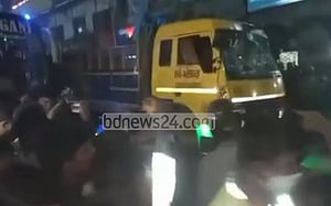 টেম্পুর ধাক্কার পর ট্রাকের চাকায় পিষ্ট মা-ছেলে