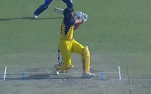 শেষ বলে শাহরুখ খানের শিরোপা জয়ী ছক্কা
