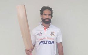 ১০ চার ও ৬ ছক্কায় ফরহাদ রেজার ৯৯