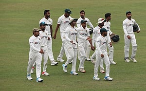 মেঘলা দিনেও পেসারদের নখদন্তহীন বোলিং