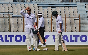 সৌম্যর সেঞ্চুরির পর মুরাদের ঝলক