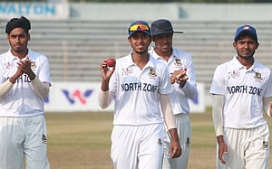 শফিকুলের ৫ উইকেট, আশরাফুলের লড়াই