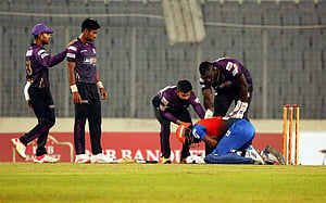 বলের আঘাতে স্ট্রেচারে মাঠ ছাড়লেন ফ্লেচার