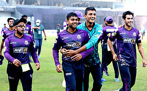 রোমাঞ্চকর লড়াইয়ে মুশফিকদের হারিয়ে টিকে রইল চট্টগ্রাম