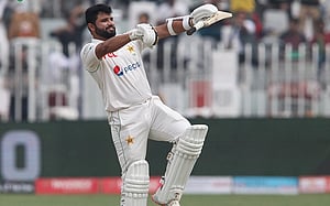আজহারের ১৮৫, পাকিস্তানের আরেকটি দারুণ দিন