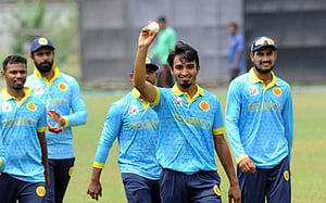 তানজিমের ৫ উইকেটের পর বিহারির সেঞ্চুরি
