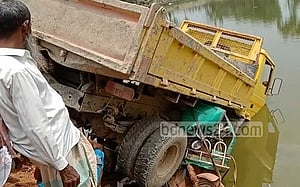 ময়মনসিংহ সড়কে ডাম্প ট্রাকের ধাক্কায় প্রাণ গেল ৩ জনের