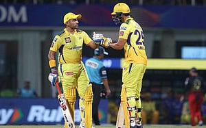১০ ওভারে ১৫৬ রান নিয়ে চেন্নাইয়ের প্রথম জয়