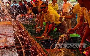 জলোৎসবে শেষ হল বৈসাবি